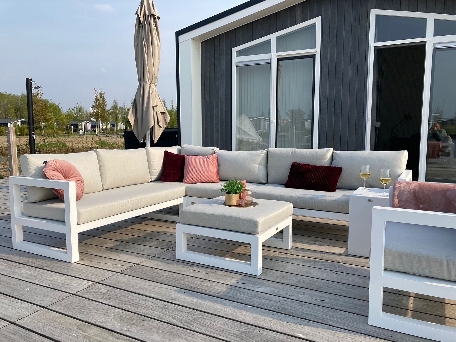 Ruim terras met comfortabele zithoek in Vakantiehuis Ruisweg 12, Wemeldinge, Zuid-Beveland, ideaal voor buitenleven.