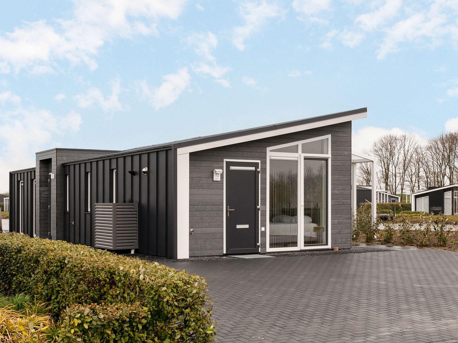 Vakantiehuis Ruisweg 12 in Wemeldinge, Zuid-Beveland, met moderne architectuur en ruime parkeerplaats.