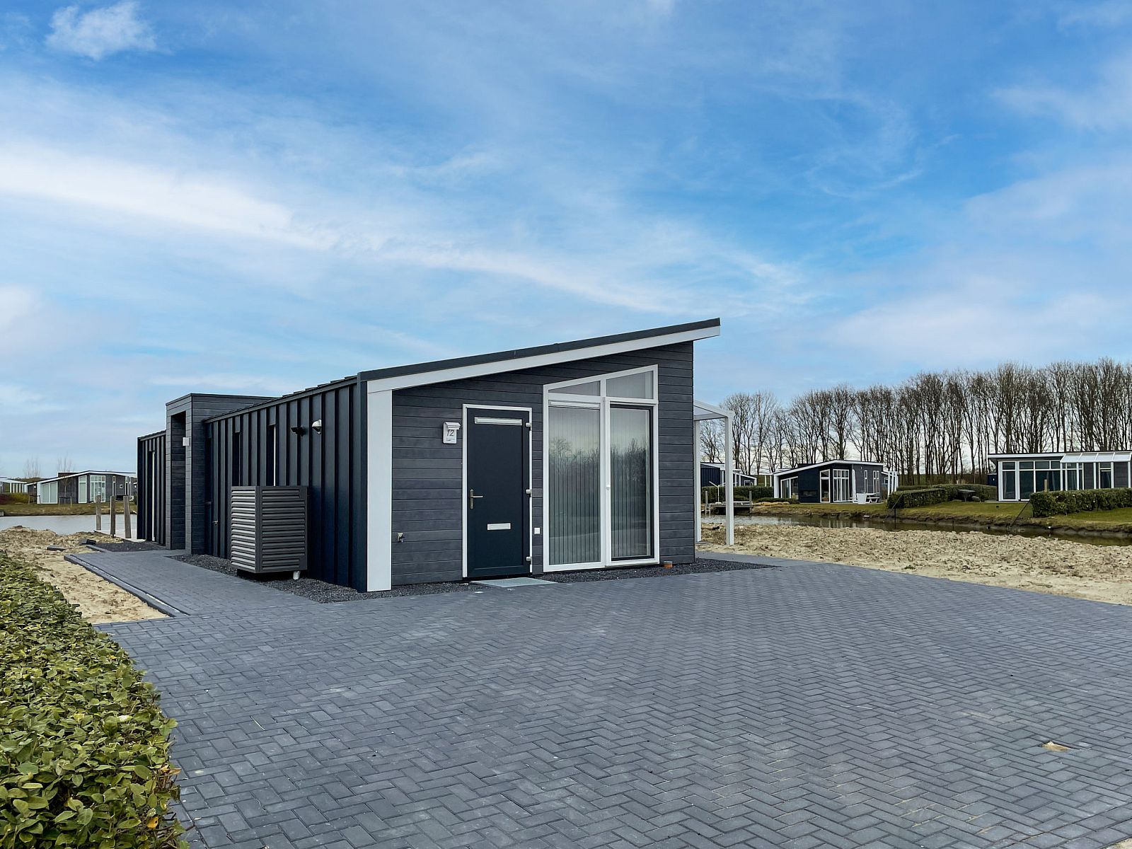 Vakantiehuis Ruisweg 12, Wemeldinge, Zeeland, met ruime oprit en moderne uitstraling in een rustige omgeving.