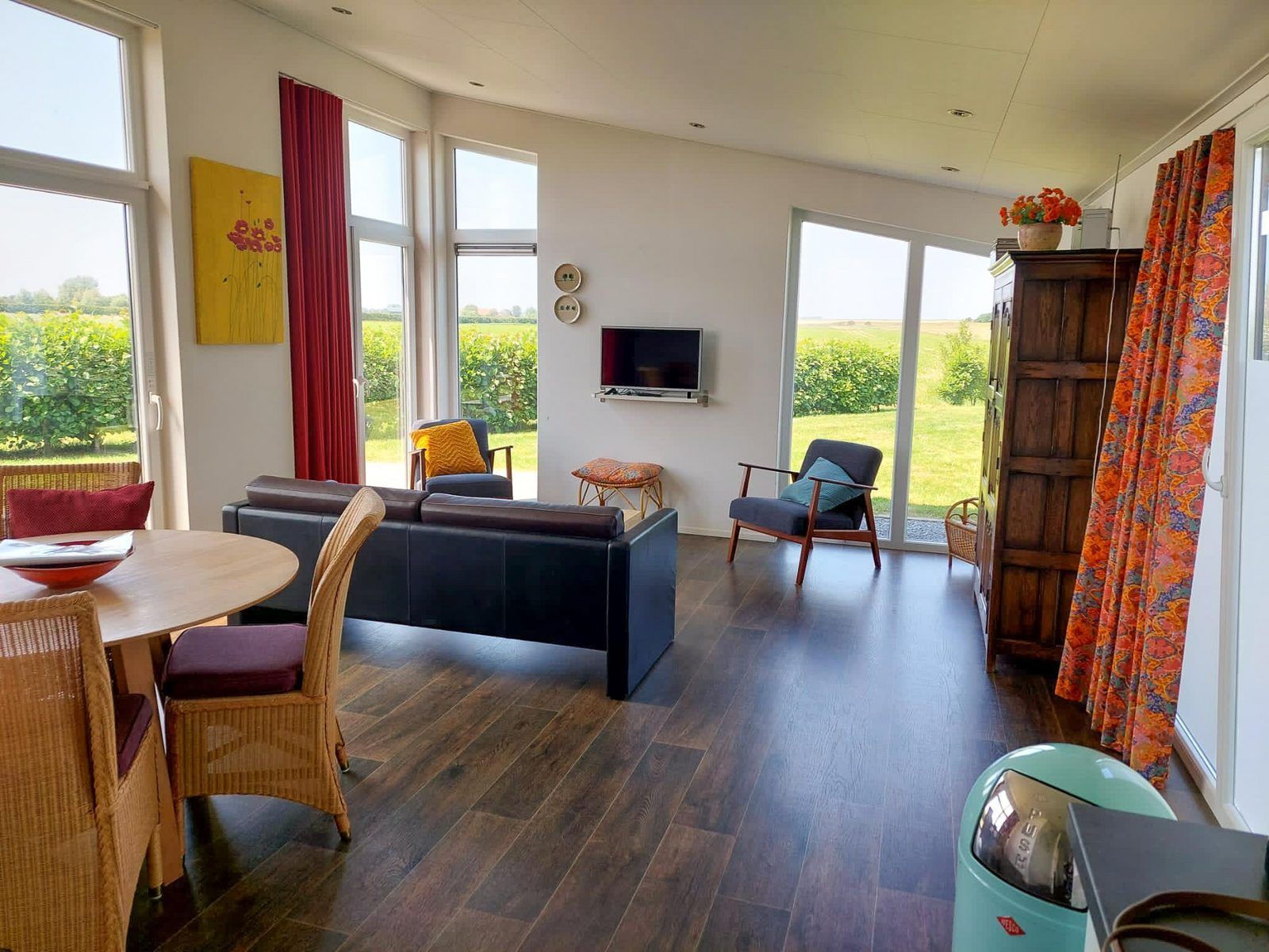 Gemuetliches Wohnzimmer des Ferienhauses Waterresort Oosterschelde Haus Nr. 51 in Wemeldinge, mit moderner Einrichtung und viel Licht.