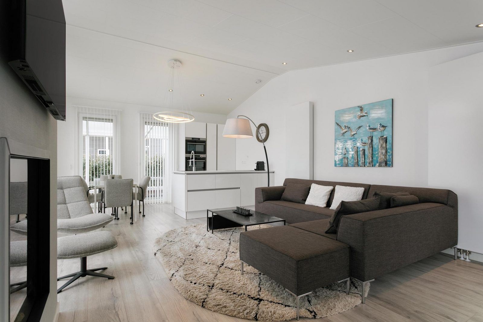 Stijlvolle woonkamer van Vakantiehuis Waterresort Oosterschelde - huisnr. 56 in Wemeldinge, Zuid-Beveland. Comfortabele inrichting.