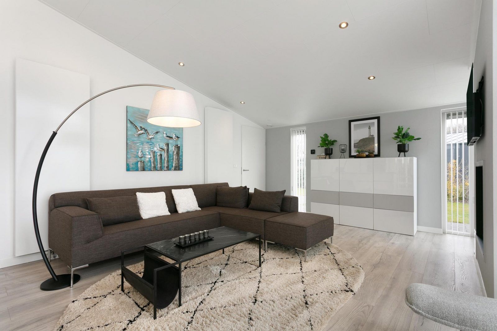 Gezellige zithoek in Vakantiehuis Waterresort Oosterschelde - huisnr. 56, gelegen in Wemeldinge, Zeeland. Moderne en knusse sfeer.