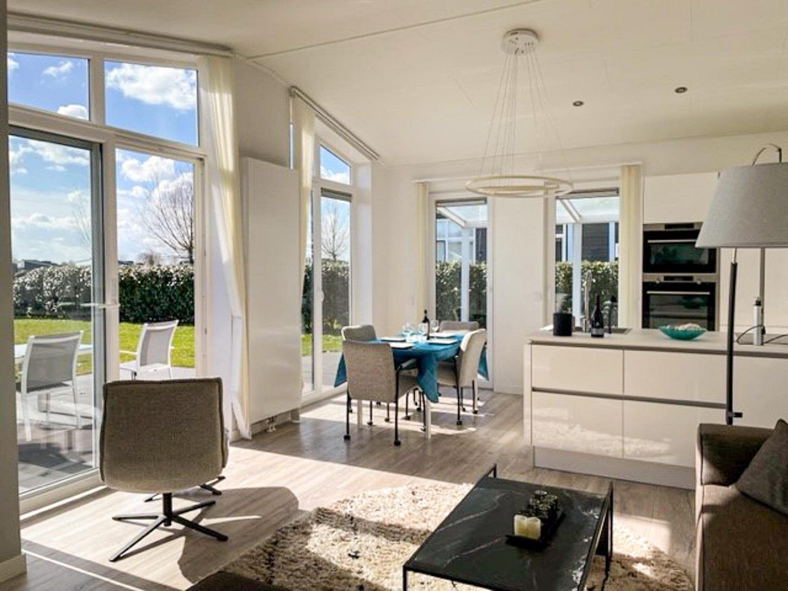 Lichte eetruimte in Vakantiehuis Waterresort Oosterschelde - huisnr. 56, Wemeldinge. Uitzicht op de tuin en veel natuurlijk licht.