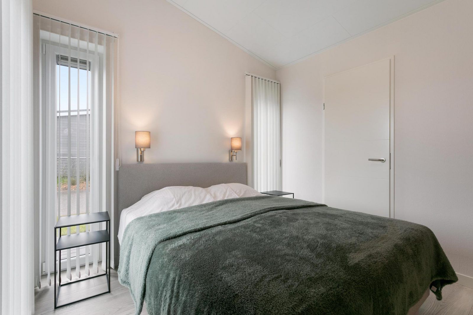 Tweede slaapkamer in Vakantiehuis Waterresort Oosterschelde - huisnr. 56, Wemeldinge, Zeeland. Rustige en comfortabele ruimte.