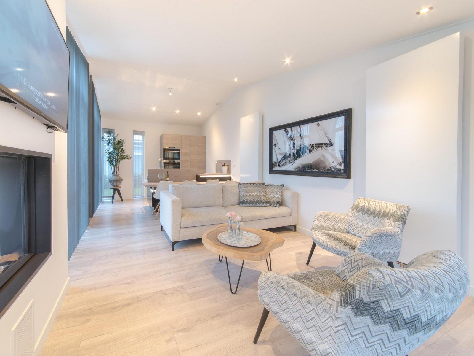 Gemuetliches Wohnzimmer des Ferienhauses Waterresort Oosterschelde Haus Nr. 13 in Wemeldinge mit stilvollen Moebeln.