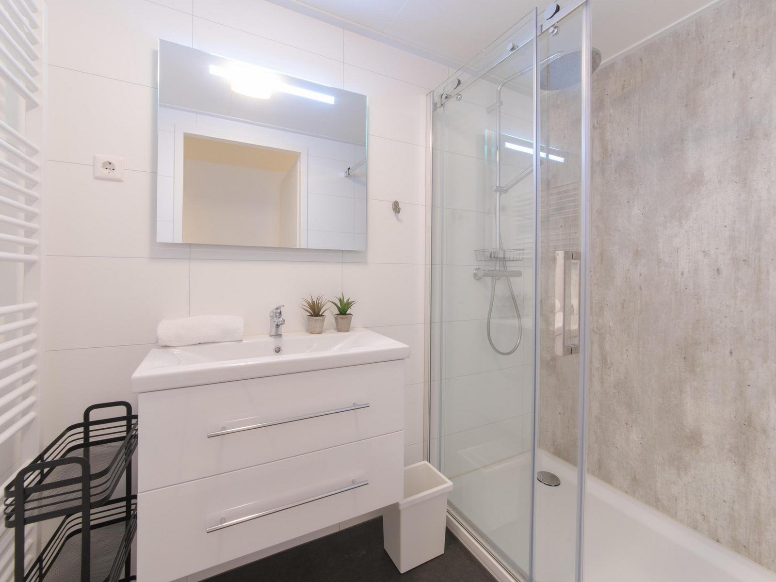 Stilvolles Badezimmer mit begehbarer Dusche im Ferienhaus Waterresort Oosterschelde Haus Nr. 13 in Wemeldinge, Zeeland.