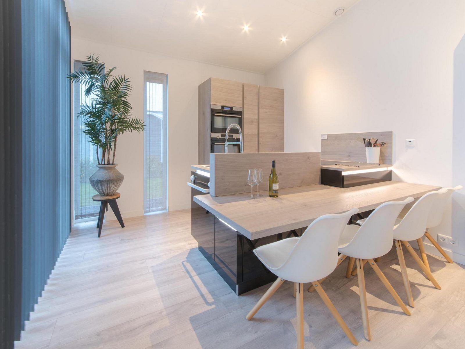 Esszimmer im Ferienhaus Waterresort Oosterschelde Haus Nr. 13 in Wemeldinge, ideal fuer gemuetliche Abendessen.