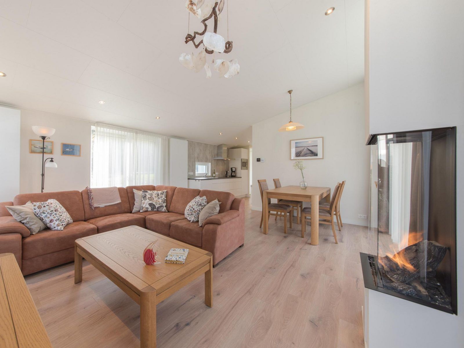 Gemuetliches Interieur des Ferienhauses Waterresort Oosterschelde Haus Nr. 93 in Wemeldinge, mit Kamin.