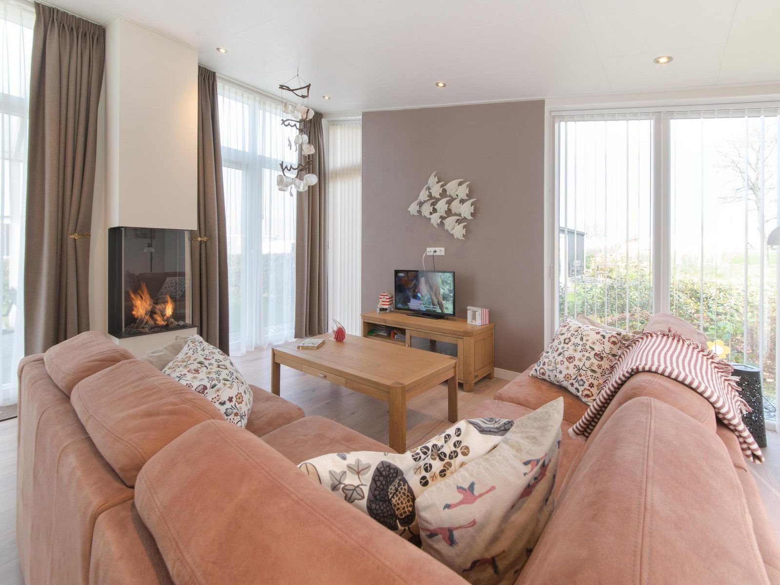 Helles Wohnzimmer im Ferienhaus Waterresort Oosterschelde Haus Nr. 93 in Wemeldinge, ideal fuer Familien.