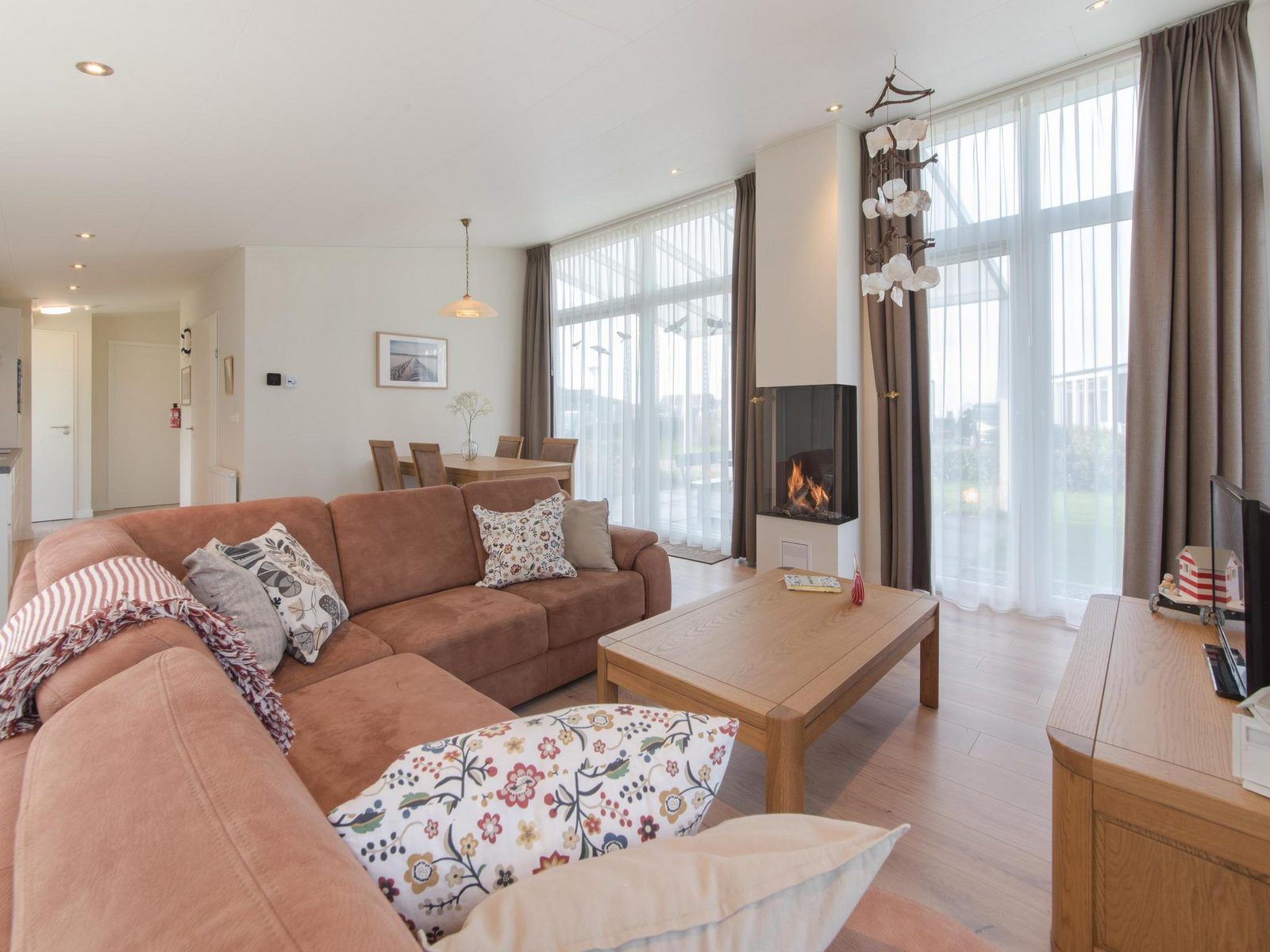 Komfortable Sitzecke im Ferienhaus Waterresort Oosterschelde Haus Nr. 93 in Wemeldinge mit gemuetlichem Kamin.