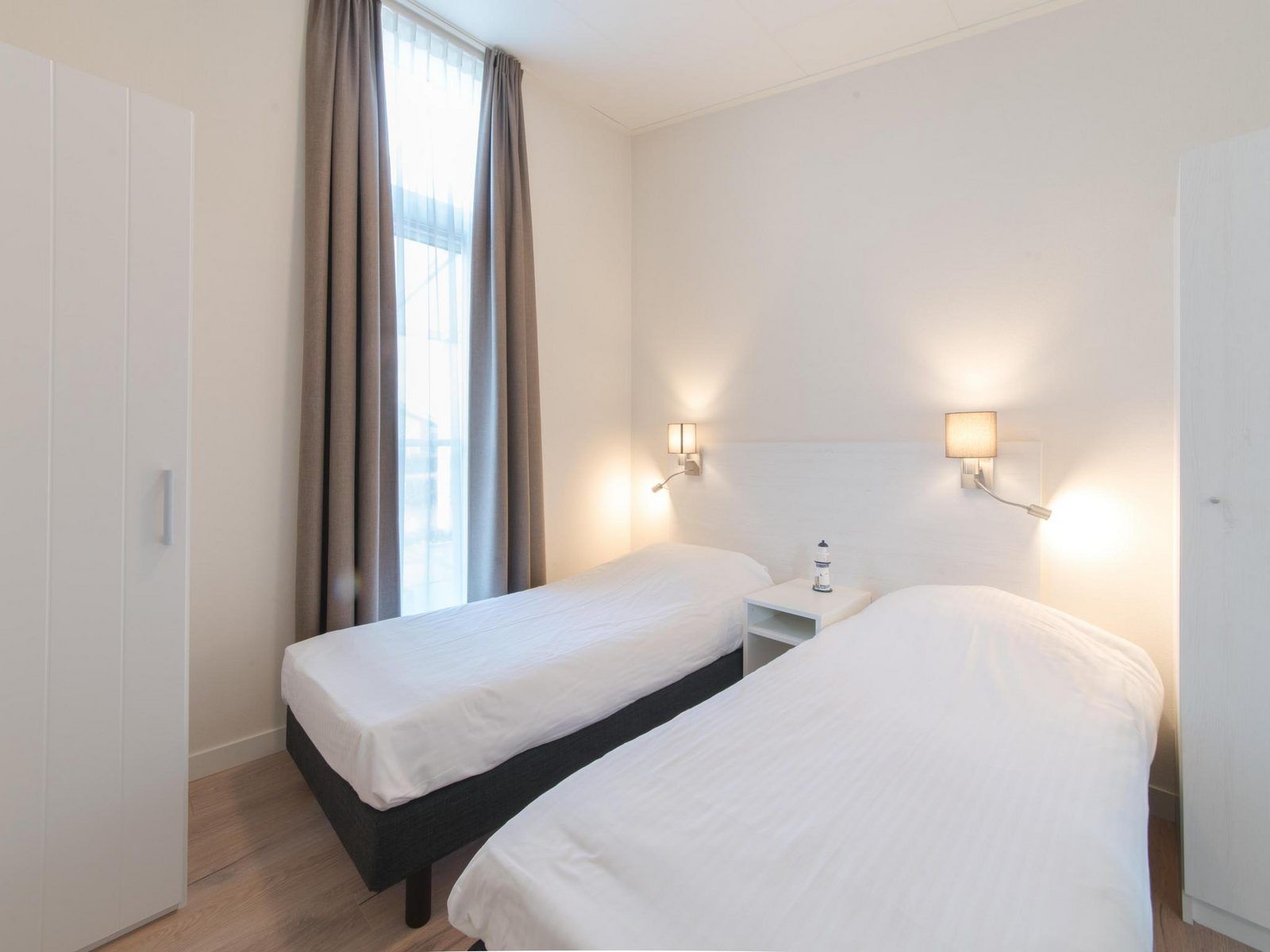 Zweites Schlafzimmer im Ferienhaus Waterresort Oosterschelde Haus Nr. 93 in Wemeldinge, mit zwei Einzelbetten.