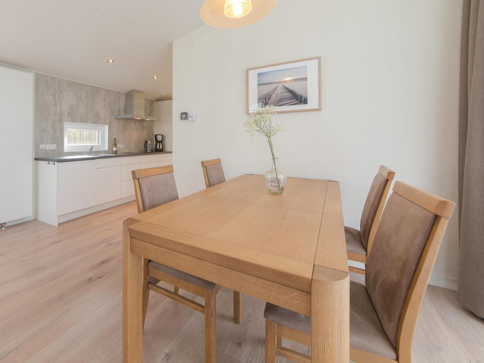 Essecke und Kueche im Ferienhaus Waterresort Oosterschelde Haus Nr. 93 in Wemeldinge, modern und stilvoll.