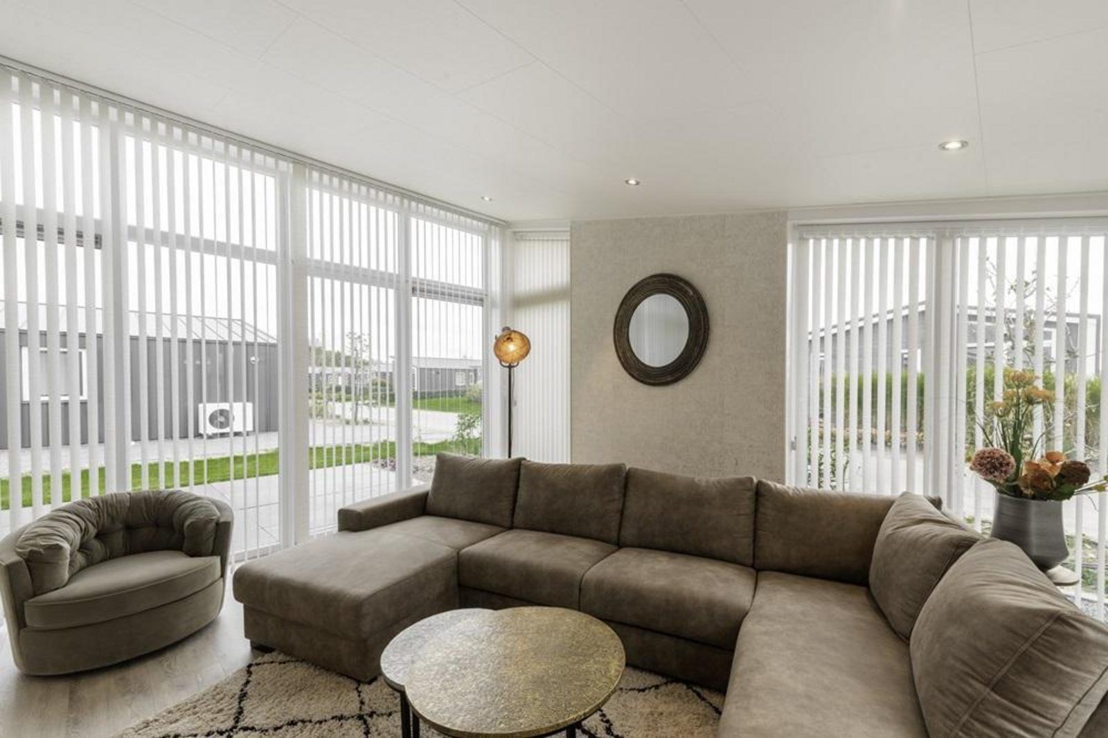 Gemuetliches Wohnzimmer des Ferienhauses Waterresort Oosterschelde Haus Nr. 71 in Wemeldinge, mit viel Tageslicht.