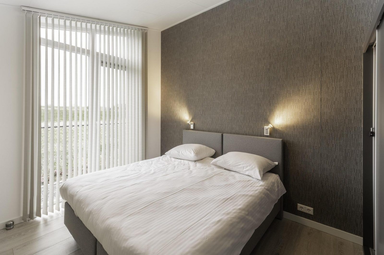 Komfortables Schlafzimmer im Ferienhaus Waterresort Oosterschelde Haus Nr. 71, mit Blick auf die Natur von Wemeldinge.