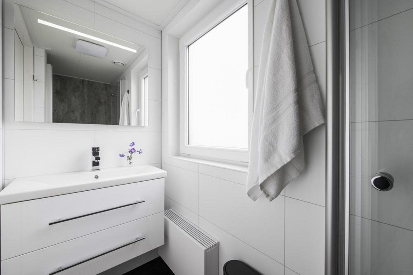 Stilvolles Badezimmer des Ferienhauses Waterresort Oosterschelde Haus Nr. 71, moderne Einrichtungen in Wemeldinge.