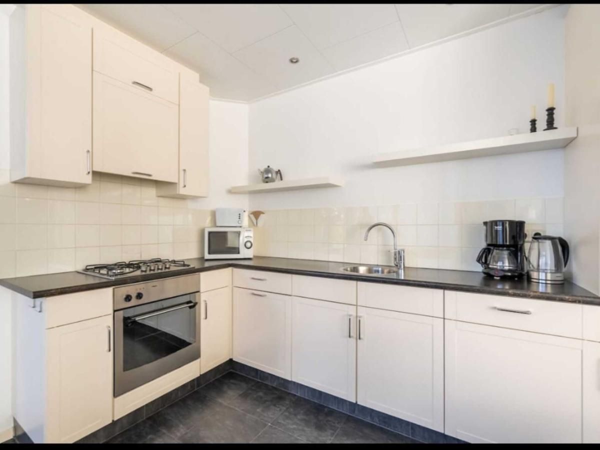 Modern kitchen in vacation home Scheldeoord 54, Baarland, Zeeland with oven, microwave and coffee maker. Perfect for a comfortable stay.