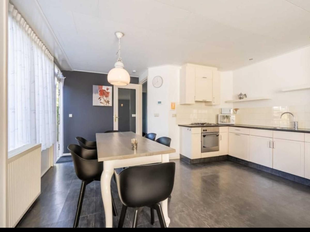 Modern kitchen and dining area in vacation home Scheldeoord 54, Baarland, Zuid-Beveland, Zeeland, with lots of light and stylish interior.