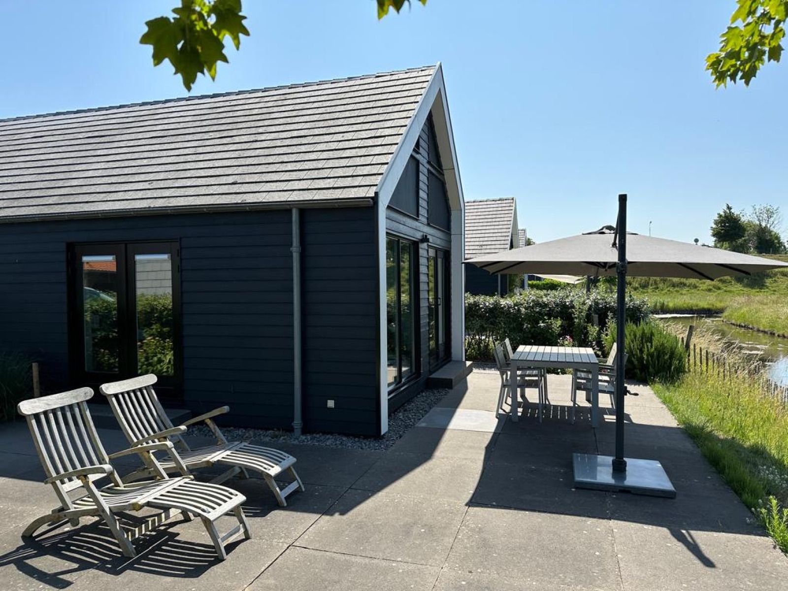 Vakantiehuis ZE1365 in Kattendijke met ruim terras en ligstoelen, gelegen in het groene Zuid-Beveland, Zeeland.