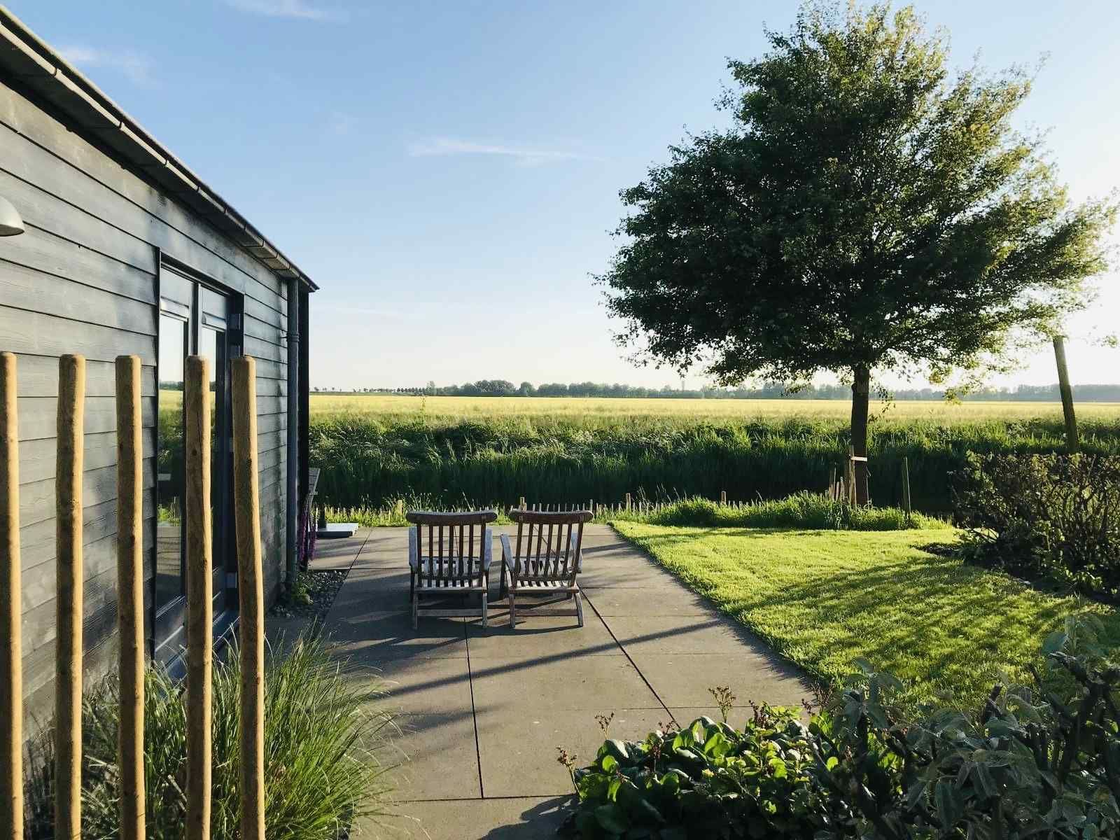 Uitzicht op uitgestrekte velden rondom vakantiehuis ZE1365 in Kattendijke, Zuid-Beveland, Zeeland.