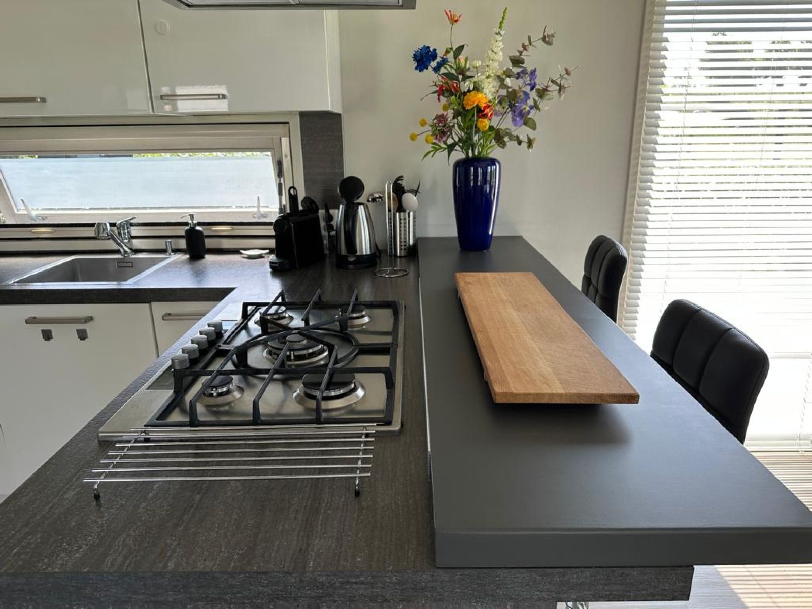 Gezellige buitenmaaltijd op terras van vakantiehuis ZE1365 in Kattendijke, met uitzicht op de natuur.