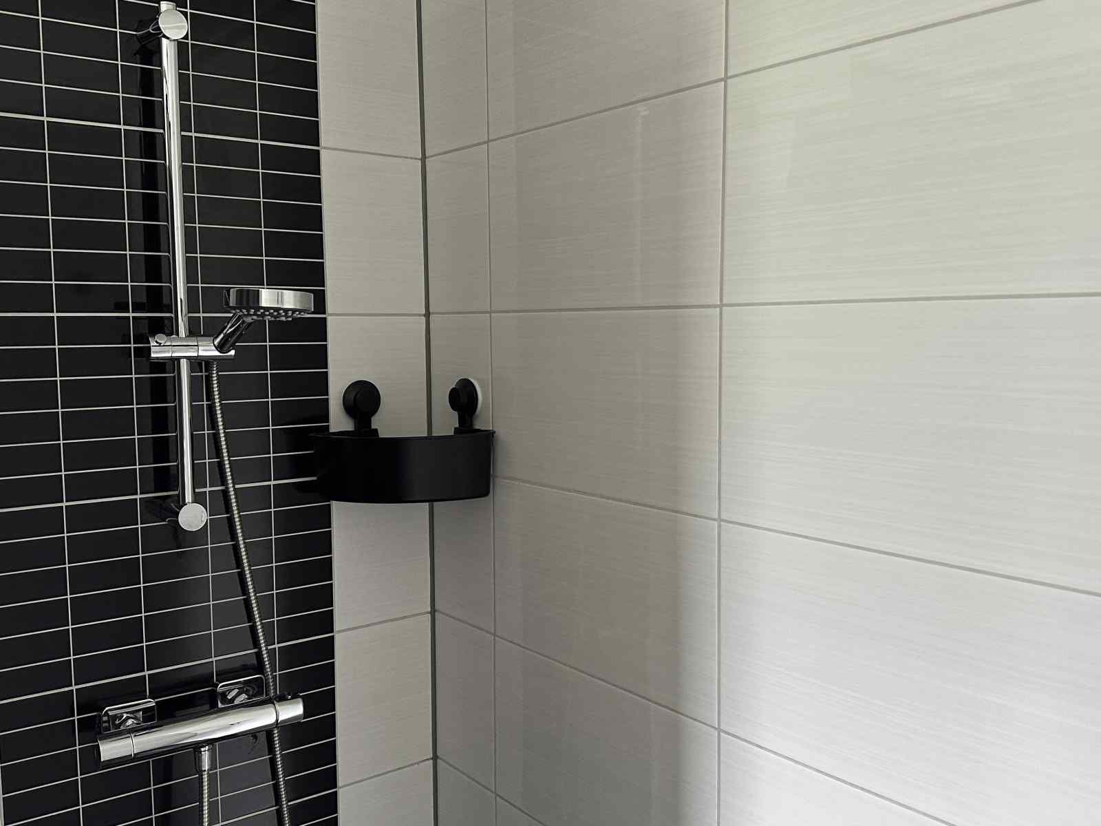 Zonnig terras van vakantiehuis ZE1365 in Kattendijke, met uitzicht op groene velden in Zuid-Beveland.