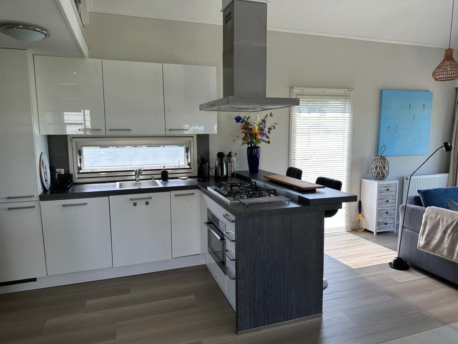 Lichte woonkamer in vakantiehuis ZE1365 in Kattendijke, met uitzicht op het Zeeuwse landschap.