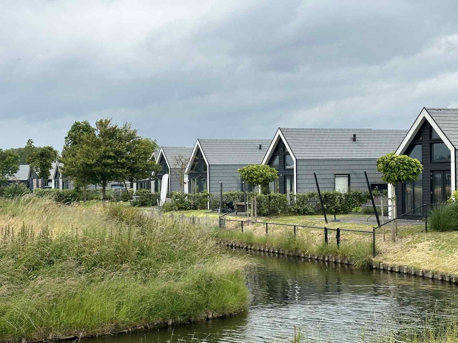 Vakantiehuisjes in een rij bij ZE1365 in Kattendijke, Zuid-Beveland, omgeven door natuur.