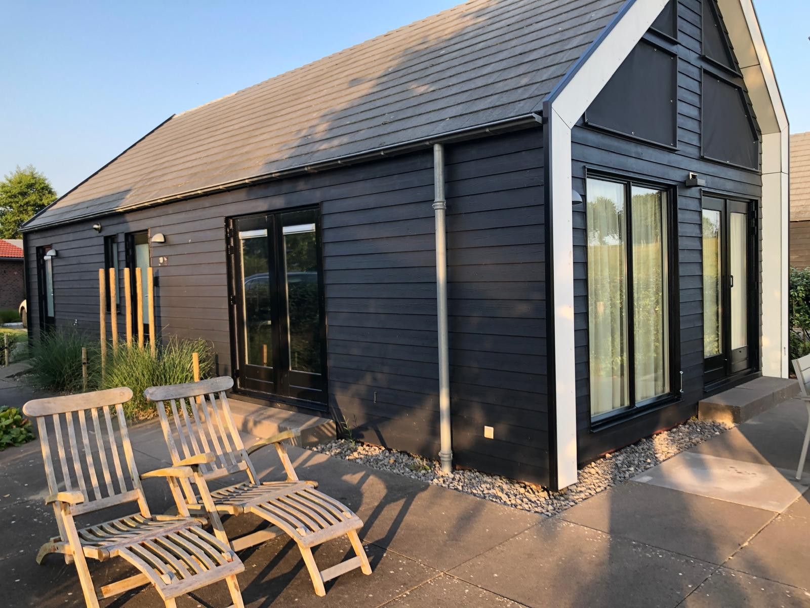 Zonnig terras van vakantiehuis ZE1365 in Kattendijke, met ligstoelen en uitzicht op de natuur.