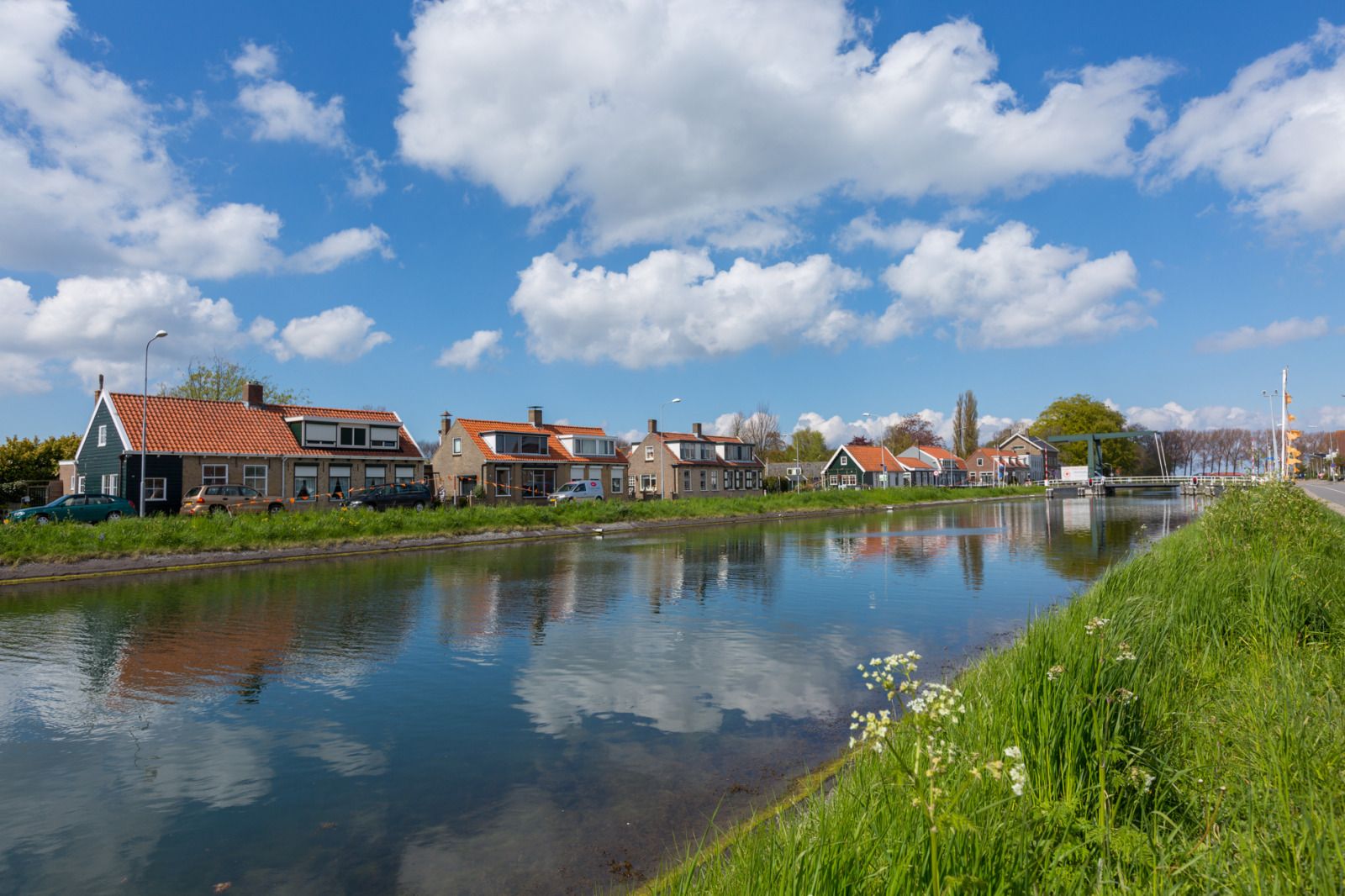Moderne keukenopstelling in vakantiehuis ZE1365 in Kattendijke, Zuid-Beveland, met alle gemakken.