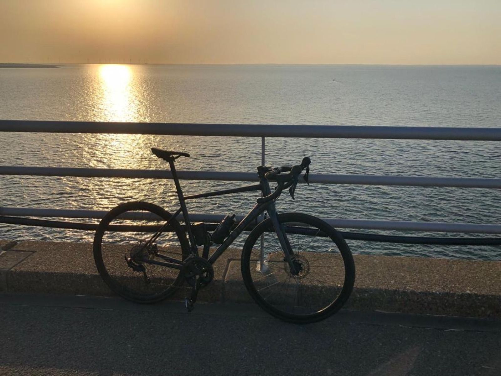 Fietsen langs de kust bij zonsondergang nabij vakantiehuis ZE1365 in Kattendijke, Zuid-Beveland, Zeeland.