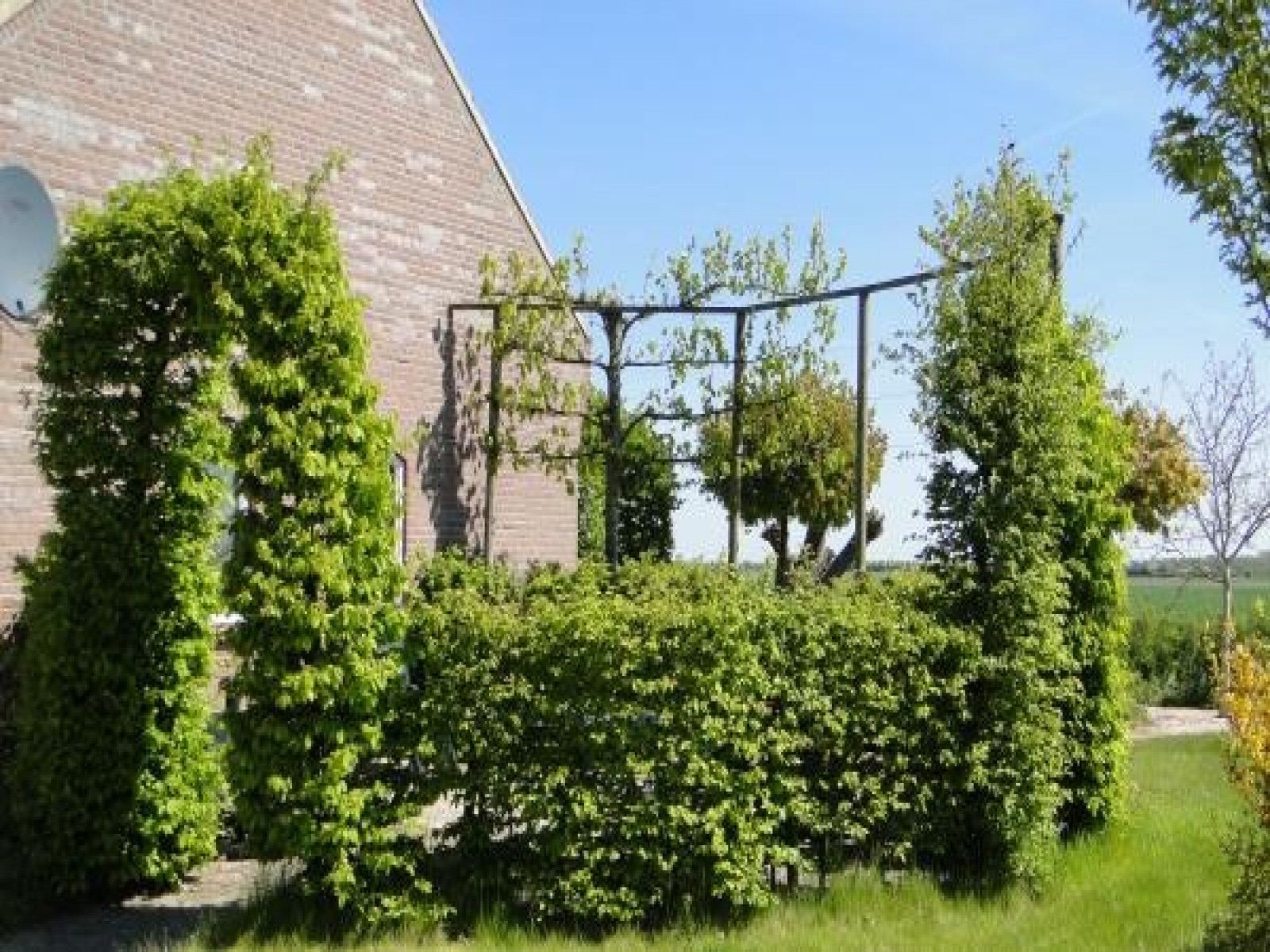 Zweites Schlafzimmer des Ferienhauses ZE524 in Kattendijke, Zuid-Beveland mit bunten Betten.
