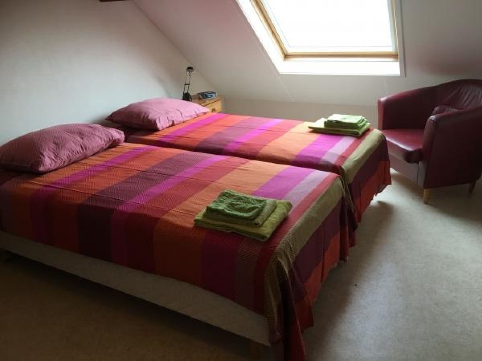 Sonnige Terrasse am Ferienhaus ZE524 in Kattendijke, Zuid-Beveland fuer Entspannung im Freien.