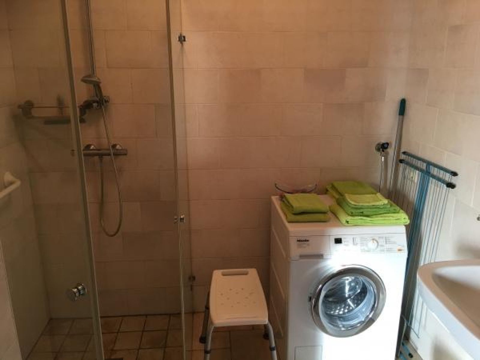 Schattige Baeume im Garten des Ferienhauses ZE524 in Kattendijke, Zuid-Beveland.