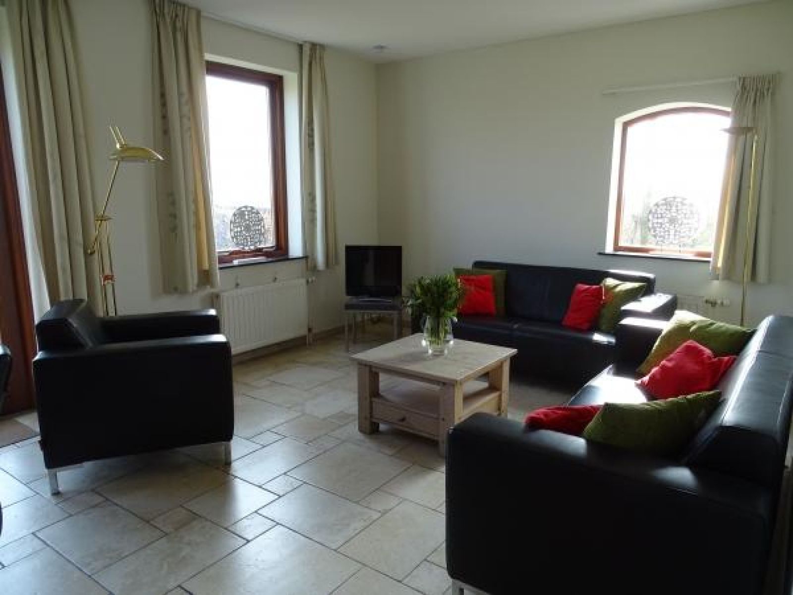 Bluehende Blumen im Ferienhaus ZE524 in Kattendijke, Sued-Beveland fuer einen farbenfrohen Fruehling.