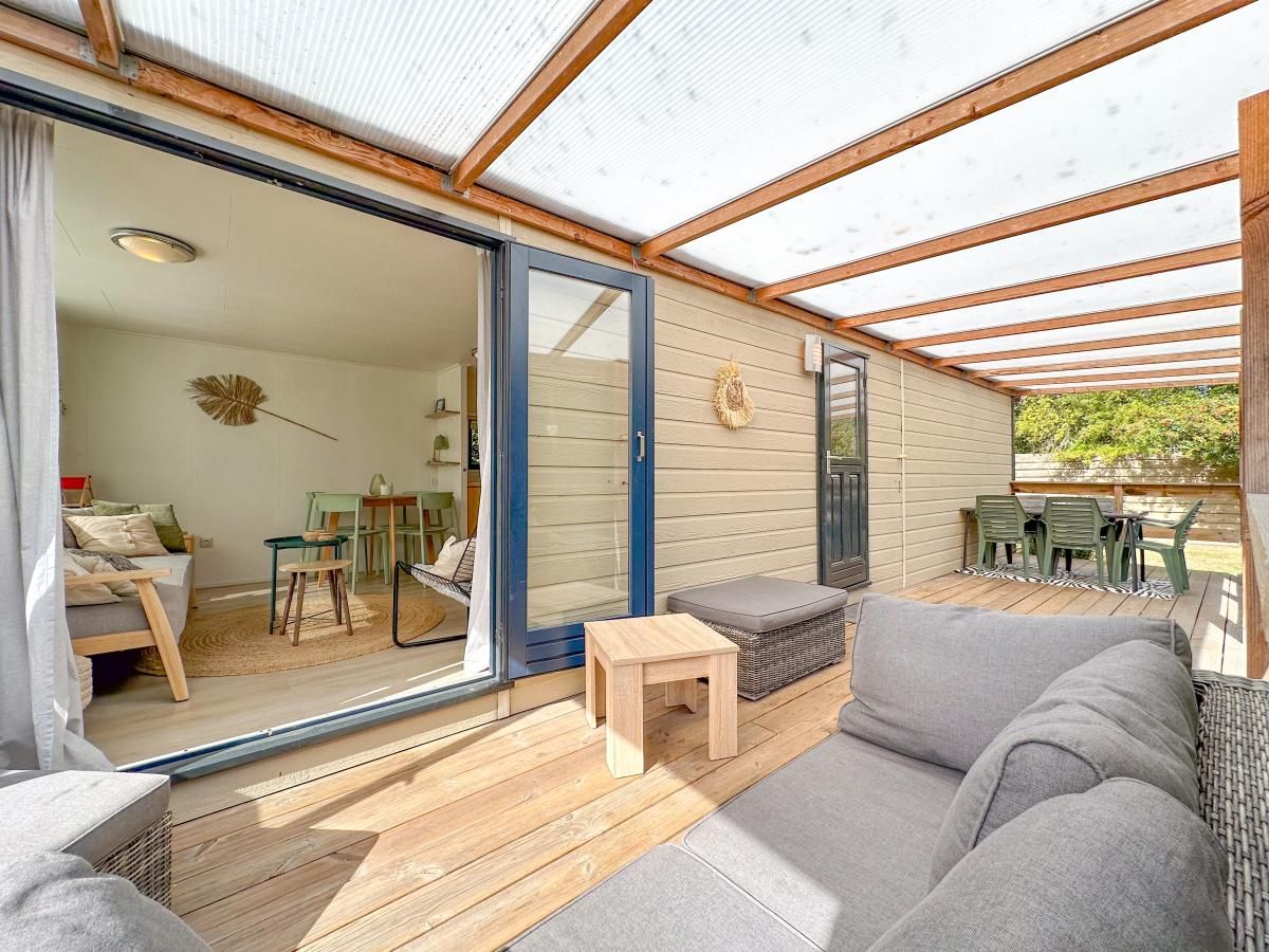 Veranda van vakantiehuis Timmerman in Heinkenszand, Zuid-Beveland. Geniet van de comfortabele buitenruimte en het uitzicht op de natuur.