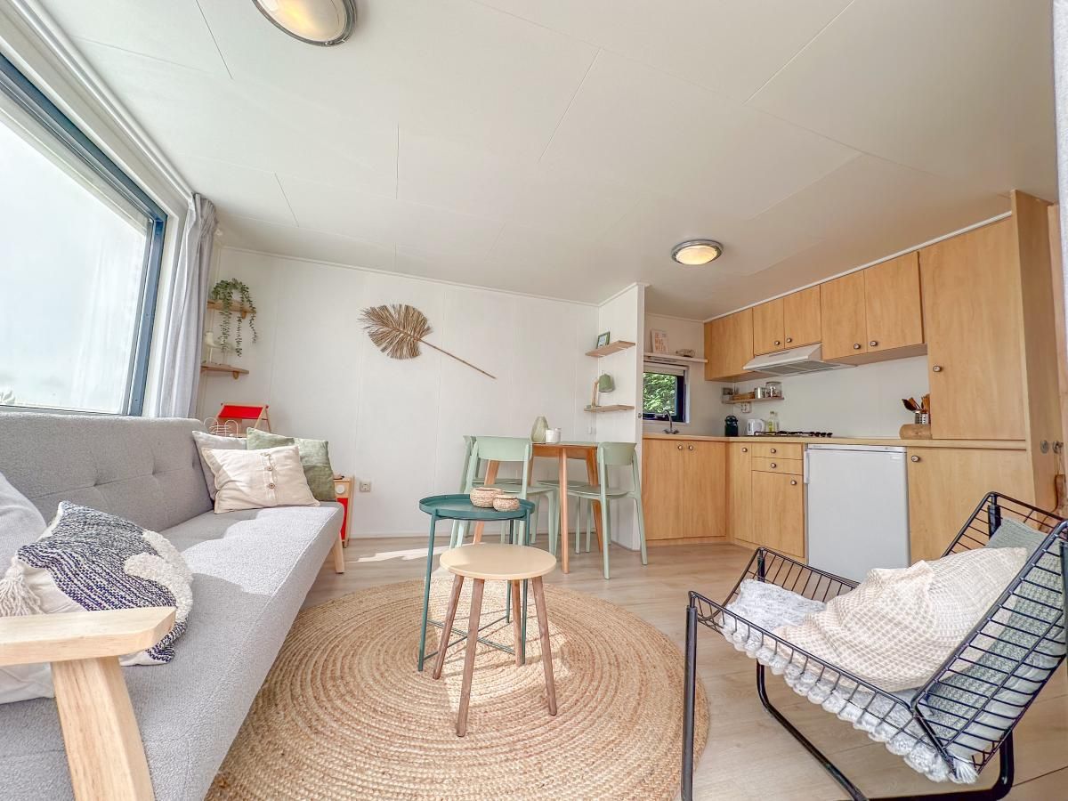 Gezellige binnenruimte van vakantiehuis Timmerman in Heinkenszand, Zuid-Beveland, met lichte keuken en comfortabele zithoek.