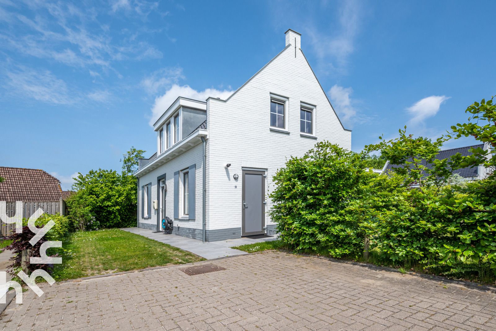 Vakantiehuis ZE218 in Wolphaartsdijk, Zuid-Beveland, met moderne gevel en tuin.