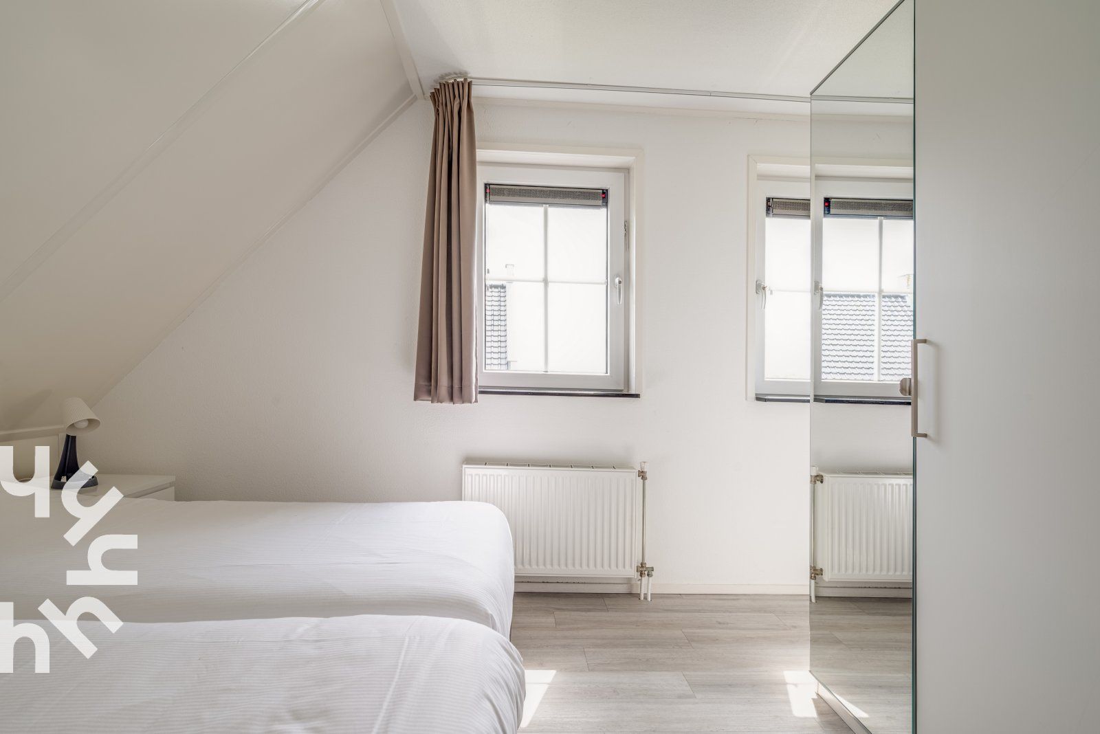 Knusse kinderkamer met ledikant in vakantiehuis ZE218, Wolphaartsdijk, Zeeland.