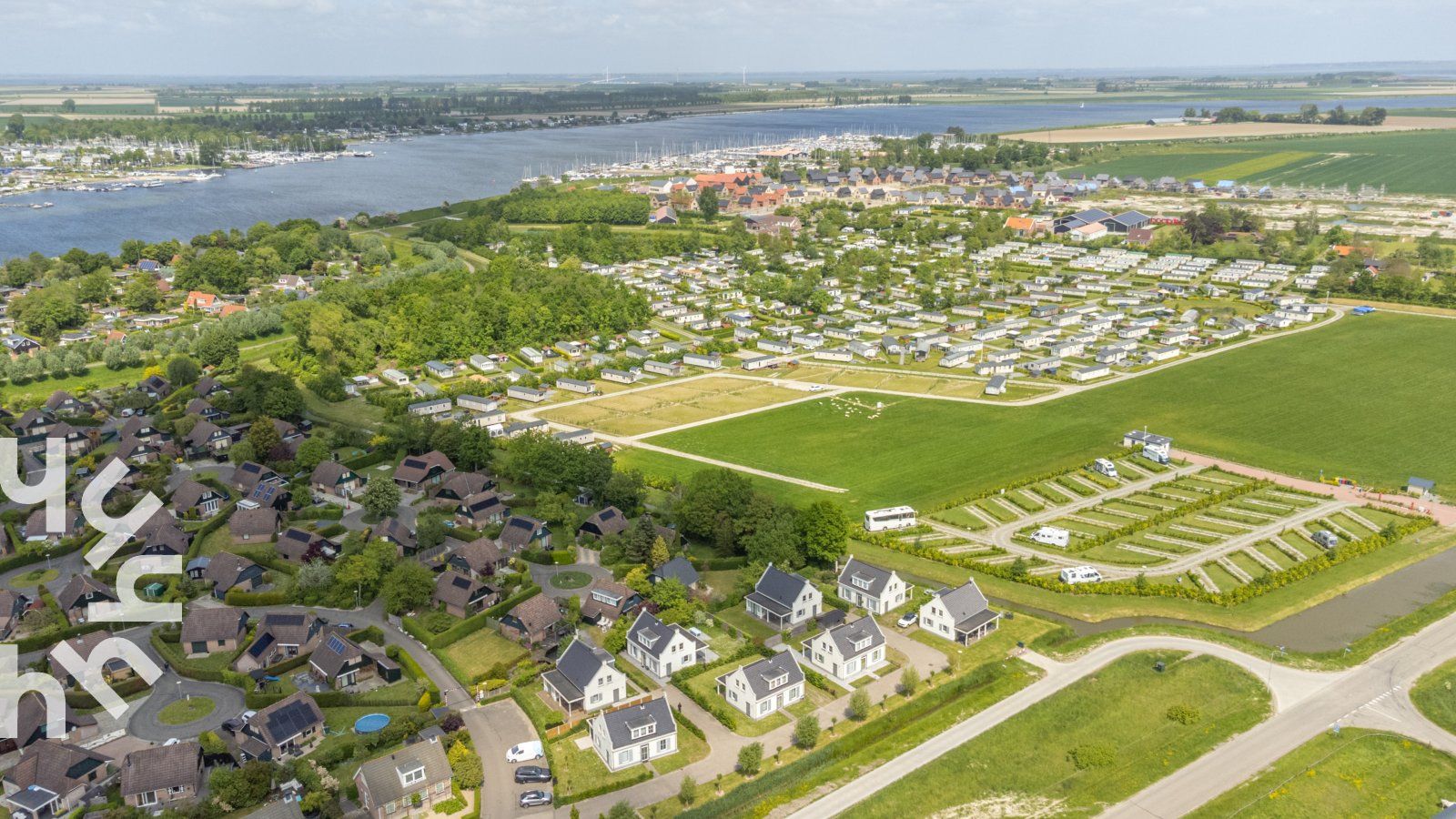 Moderne eetkamer in vakantiehuis ZE218, Wolphaartsdijk, met uitzicht op tuin.