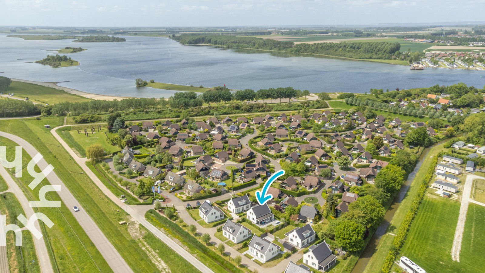 Gezellige woonkamer in vakantiehuis ZE218, Wolphaartsdijk, met kleurrijk tapijt.
