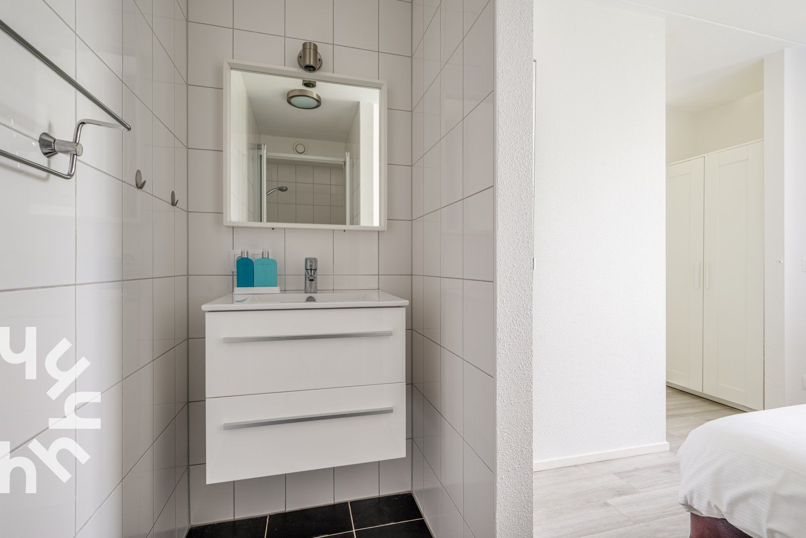 Slaapkamer en badkamer in vakantiehuis ZE218, Wolphaartsdijk, met moderne douche.