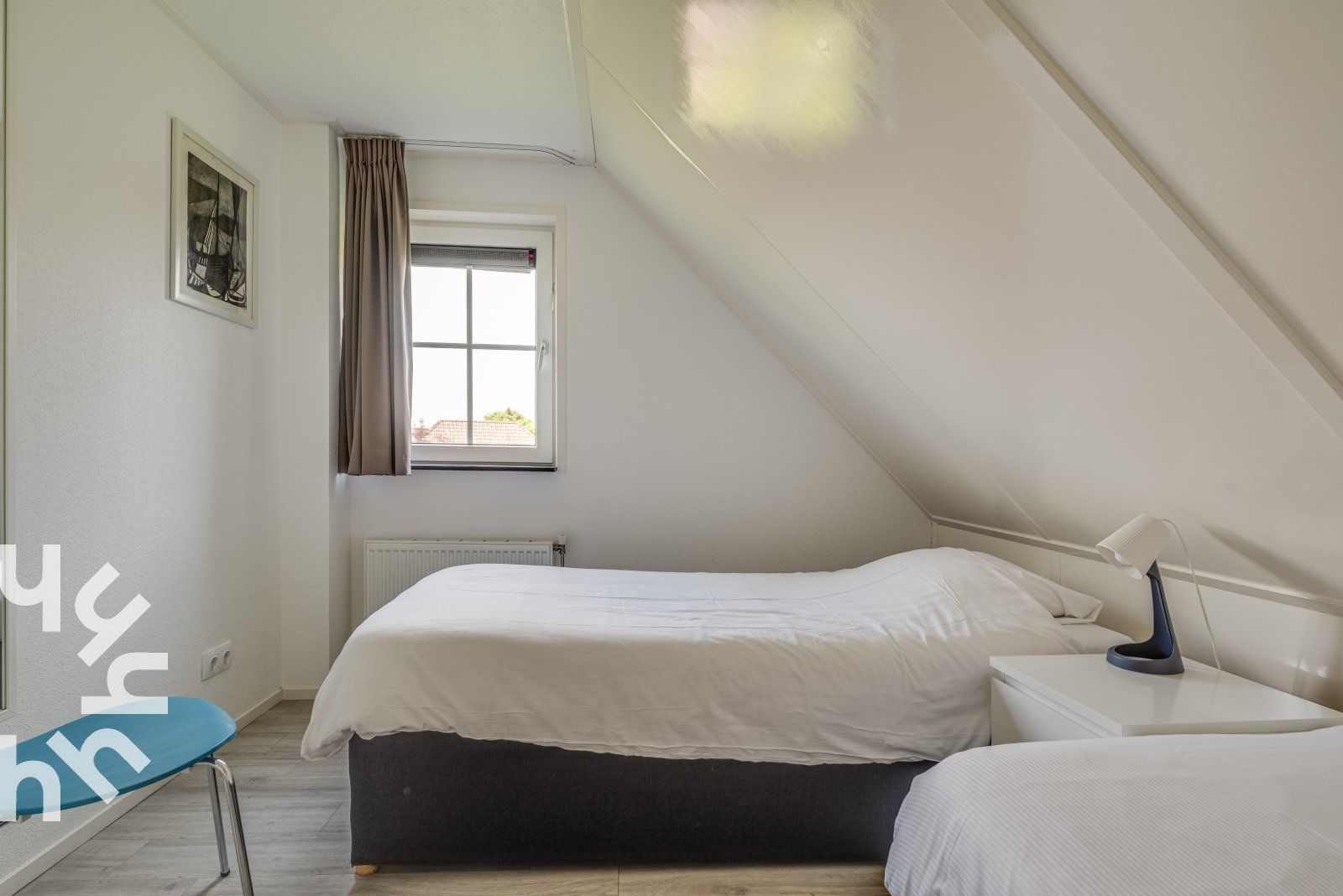 Moderne badkamer met dubbele wastafel in vakantiehuis ZE218, Wolphaartsdijk.
