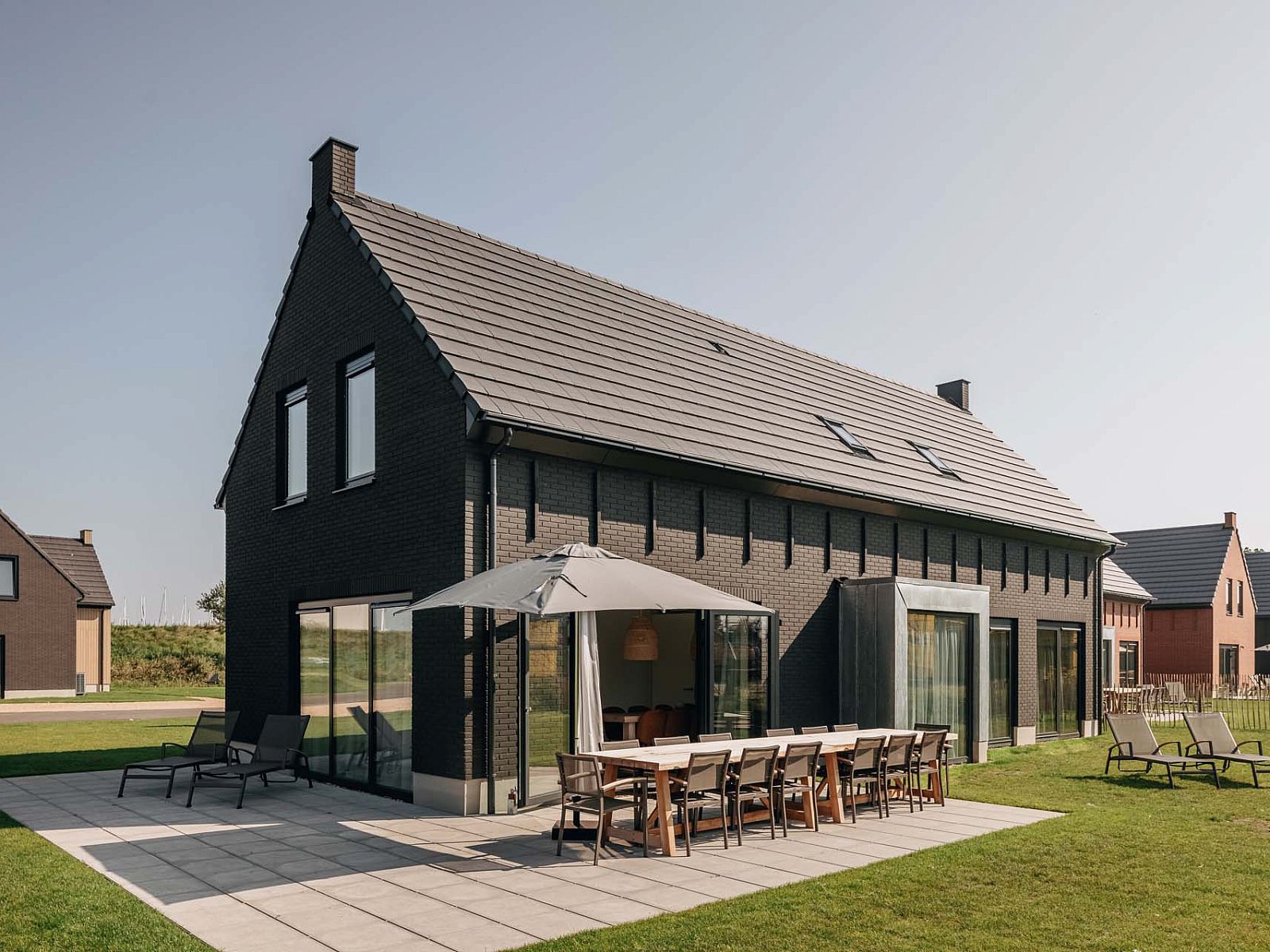 Vrijstaande woning in Wolphaartsdijk biedt een ruime tuin met terras in het zonnige Zuid-Beveland, ideaal voor een ontspannen vakantie in Zeeland.
