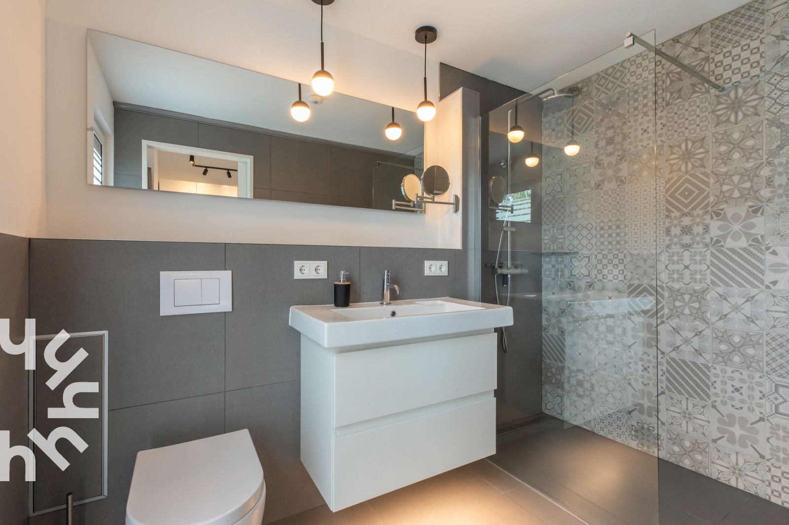 Modernes Badezimmer im Ferienhaus ZE1545 in Wolphaartsdijk, Zuid-Beveland, mit stilvoller Einrichtung und natuerlichem Licht.