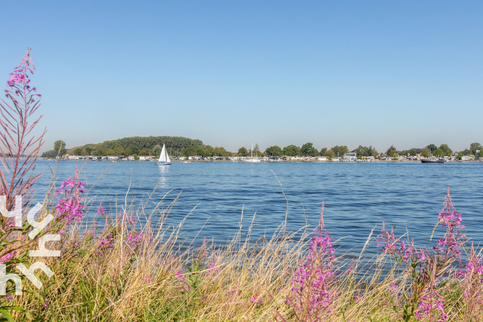 Ausgedehnte Aussenterrasse des Ferienhauses ZE1545 in Wolphaartsdijk, Zuid-Beveland, ideal fuer Entspannung und Geselligkeit.