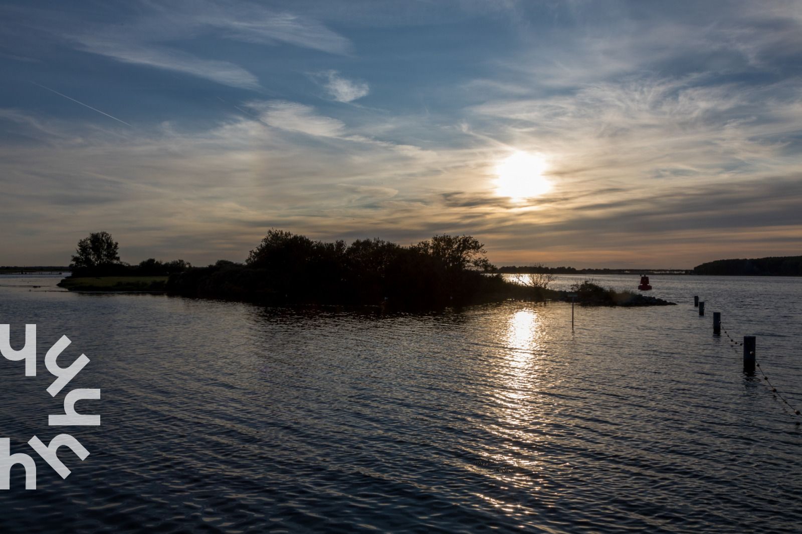 Eingang zum Ferienhaus ZE1545 in Wolphaartsdijk, Sued-Beveland, mit Holzzaun und umgeben von Gruen.