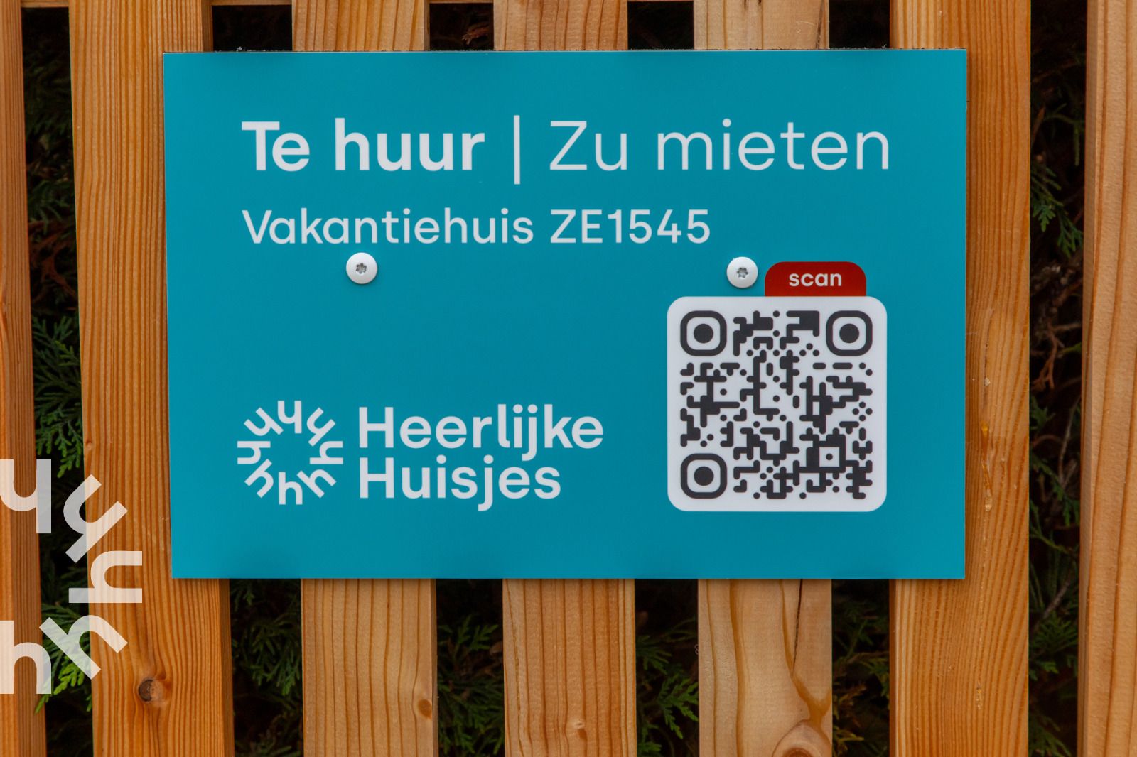 Rezeptbuch auf der Terrasse des Ferienhauses ZE1545 in Wolphaartsdijk, Zuid-Beveland, fuer kulinarische Inspiration in Zeeland.