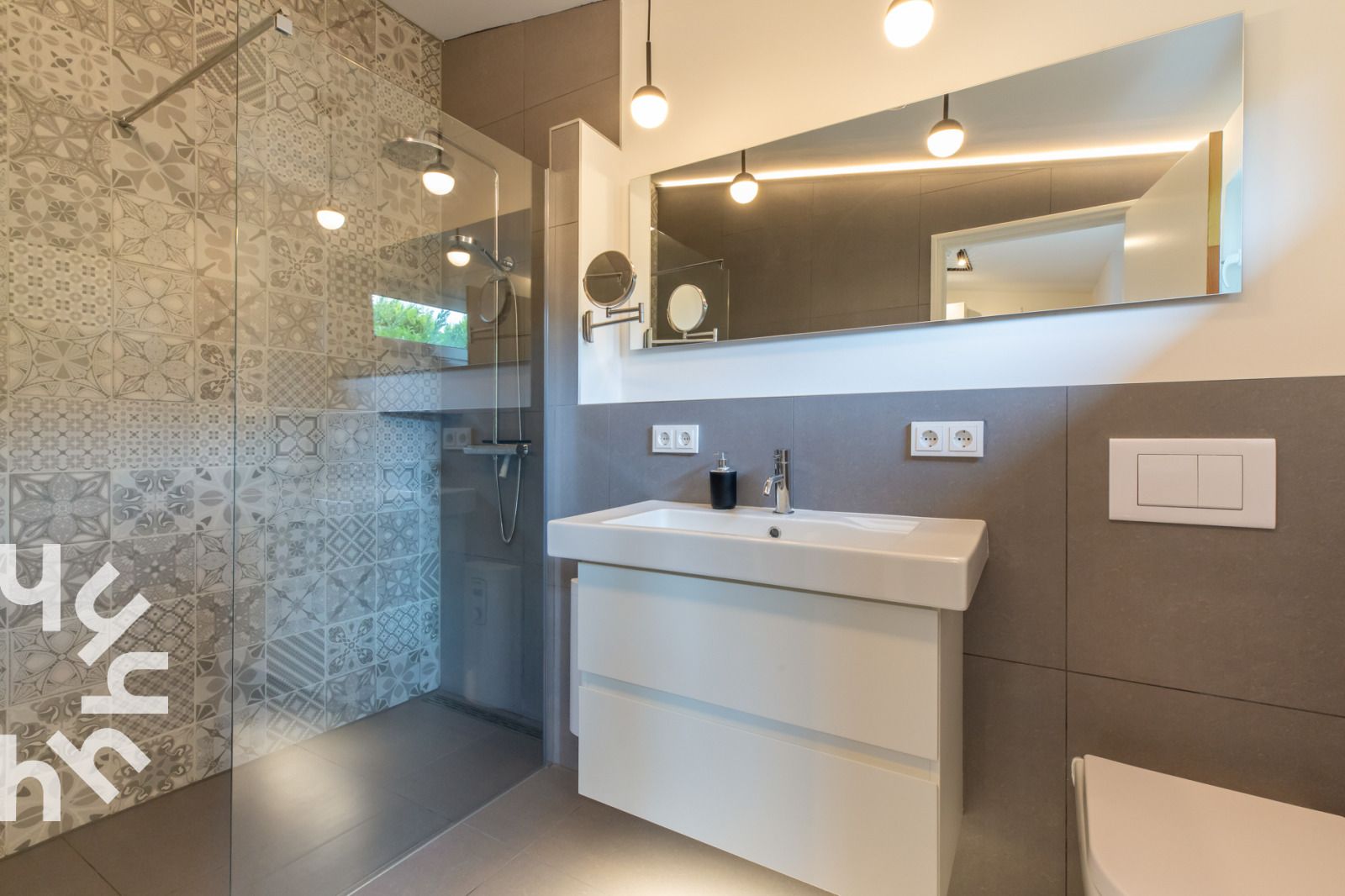 Stilvolle Dusche mit gemusterten Fliesen im Ferienhaus ZE1545 in Wolphaartsdijk, Zuid-Beveland, fuer ein luxurioeses Erlebnis.