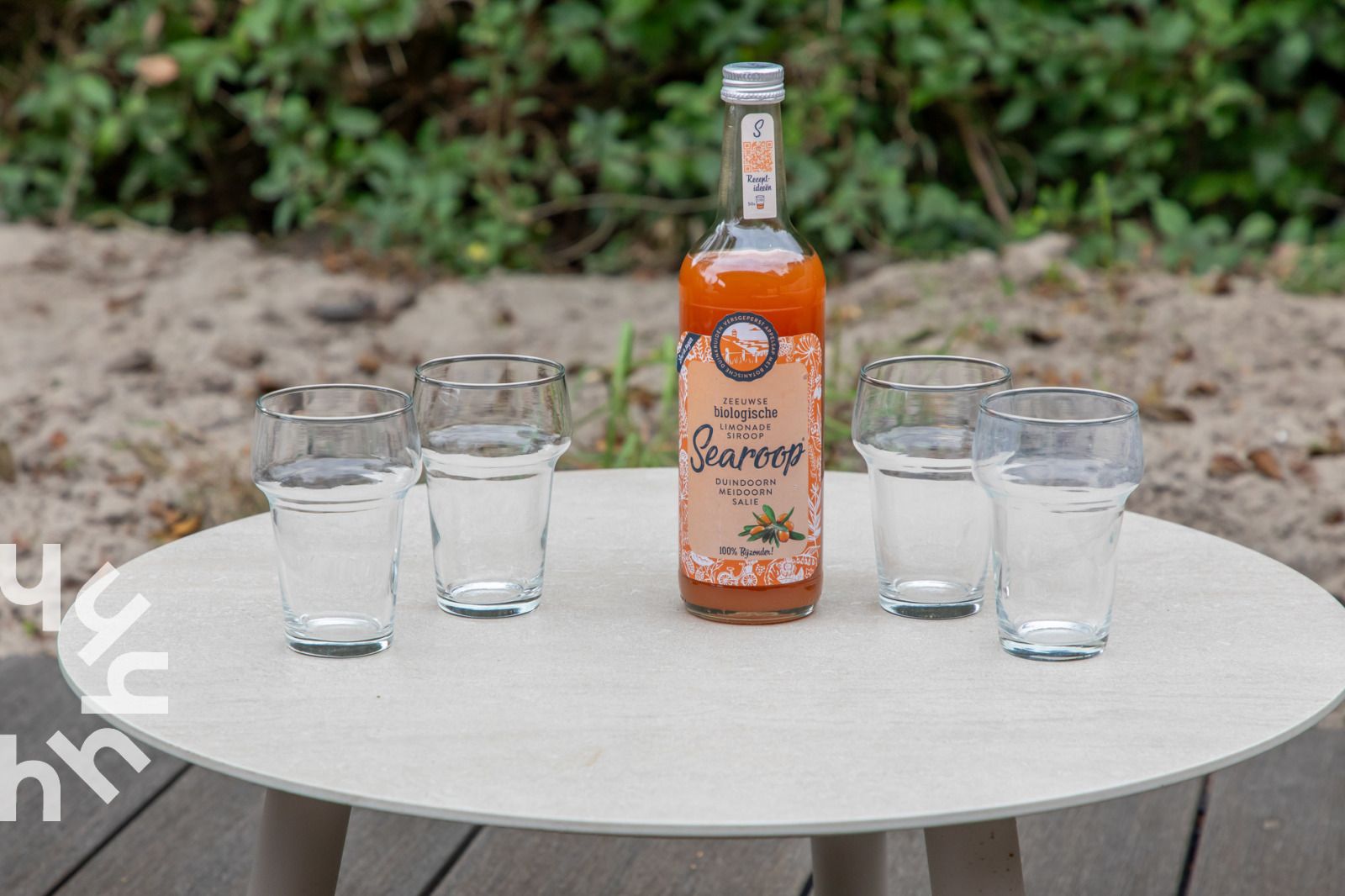 Aussenterrasse mit bequemen Sitzgelegenheiten am Ferienhaus ZE1545 in Wolphaartsdijk, Sued-Beveland, umgeben von Natur.