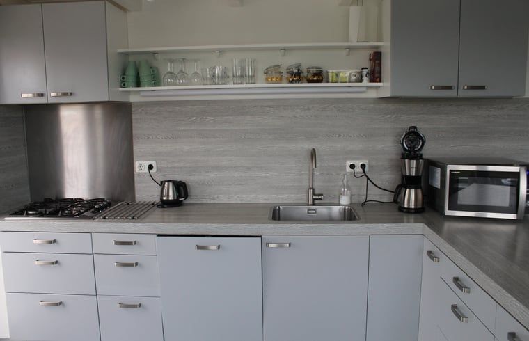 Fully equipped kitchen of Cottage in Lewedorp, ideal for a vacation in South Beveland, Zeeland.